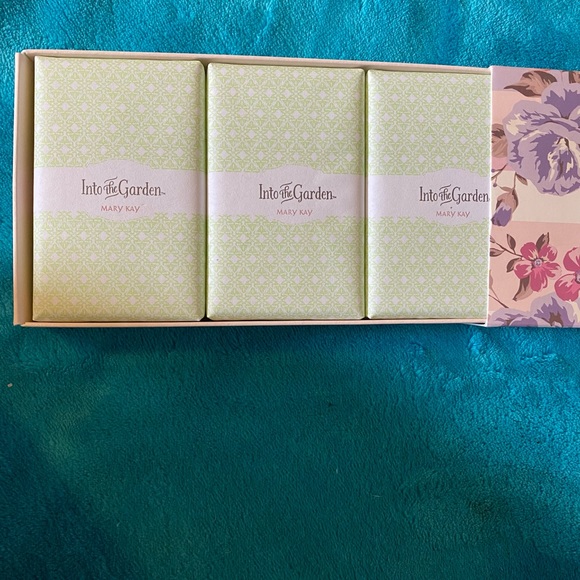 Into the garden limited edition”Mary Kay” soap - Picture 3 of 3